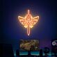 Abstraktes LED Neonschild mit Schwertsymbol und Flügelmotiv für Gaming Zimmer und moderne Wanddekoration