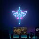 Abstraktes LED Neonschild mit Schwertsymbol und Flügelmotiv für Gaming Zimmer und moderne Wanddekoration