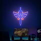Abstraktes LED Neonschild mit Schwertsymbol und Flügelmotiv für Gaming Zimmer und moderne Wanddekoration