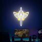 Abstraktes LED Neonschild mit Schwertsymbol und Flügelmotiv für Gaming Zimmer und moderne Wanddekoration