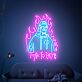 Abstraktes LED Neonschild mit stilisierter Figur und Flammenmotiv für modernes Interior und kreative Wanddekoration