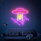 UFO über Bergen mit entführtem Tier LED-Neonschild Wohnzimmer Gamingzimmer