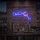 Weinflasche gießt ins Glas LED-Neonschild für die Bar