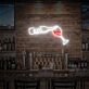 Weinflasche gießt ins Glas LED-Neonschild für die Bar