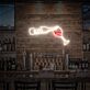 Weinflasche gießt ins Glas LED-Neonschild für die Bar