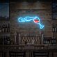 Weinflasche gießt ins Glas LED-Neonschild für die Bar