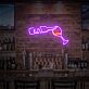 Weinflasche gießt ins Glas LED-Neonschild für die Bar