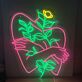 Umarmende Silhouette mit Blume LED-Neonschild Wohnzimmer Atelier