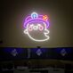 lächelnder Geist mit Hut und Blume LED-Neonschild Gaming Zimmer