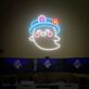 lächelnder Geist mit Hut und Blume LED-Neonschild Gaming Zimmer