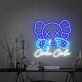 LED Neonschild mit abstrakter Cartoon Figur und leuchtender Getränkeschrift für moderne Wanddekoration