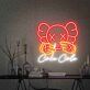 LED Neonschild mit abstrakter Cartoon Figur und leuchtender Getränkeschrift für moderne Wanddekoration