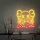 LED Neonschild mit abstrakter Cartoon Figur und leuchtender Getränkeschrift für moderne Wanddekoration