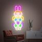 Buntes Neon LED Wandlicht mit drei stilisierten Comic Figuren für moderne Raumdekoration