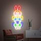 Buntes Neon LED Wandlicht mit drei stilisierten Comic Figuren für moderne Raumdekoration