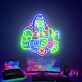 Futuristisches Neon LED Wandlicht mit maskierter Kämpfer Figur für Gaming Zimmer und Studio Dekoration