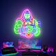 Futuristisches Neon LED Wandlicht mit maskierter Kämpfer Figur für Gaming Zimmer und Studio Dekoration