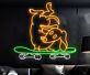Neon LED Wandlicht mit Hund auf Skateboard Motiv für Wohnzimmer Kinderzimmer Gaming Raum oder moderne Wanddekoration
