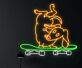 Neon LED Wandlicht mit Hund auf Skateboard Motiv für Wohnzimmer Kinderzimmer Gaming Raum oder moderne Wanddekoration