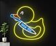 Neon LED Wandlicht mit Entenmotiv und grafischem Messer Design für moderne Deko und kreative Räume