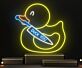 Neon LED Wandlicht mit Entenmotiv und grafischem Messer Design für moderne Deko und kreative Räume