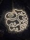 FCK OFF in geschwungener Schrift als LED-Neonschild