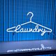 Laundry LED-Neonschild mit Kleiderbügel