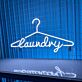 Laundry LED-Neonschild mit Kleiderbügel