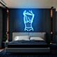 Frau im Unterwäsche mit hochgezogenem Shirt LED-Neonschild Schlafzimmer Bar