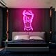 Frau im Unterwäsche mit hochgezogenem Shirt LED-Neonschild Schlafzimmer Bar