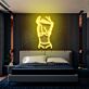 Frau im Unterwäsche mit hochgezogenem Shirt LED-Neonschild Schlafzimmer Bar