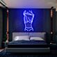 Frau im Unterwäsche mit hochgezogenem Shirt LED-Neonschild Schlafzimmer Bar