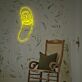 Grünes Cartoon Gurken LED Neonschild im Lustigen Charakter Design als Moderne Wanddekoration für Jugendzimmer Gaming Zimmer Wohnzimmer oder Kreative Räume