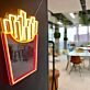 Pommes Frites im Becher LED-Neonschild für Restaurant und Imbiss