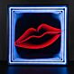 Dekoratives LED Neonschild mit Lippen Motiv im Rahmen für Bar Lounge Schlafzimmer und stilvolle Wanddekoration