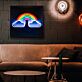 Dekoratives LED Neonschild mit Regenbogen und Wolken Motiv für fröhliche Wanddekoration