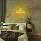 Kleiderbügel mit Herzsymbol LED-Neonschild Schlafzimmer