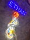 LED Neonschild ETHAN mit Basketball und Sneaker Motiv als personalisierte Wanddekoration für Jugendzimmer Sportzimmer oder Gaming Raum
