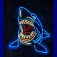 LED Neonschild mit farbigem Hai Motiv als moderne Wandbeleuchtung für Wohnzimmer Kinderzimmer Gaming Room Bar oder kreative Raumdekoration