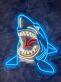 LED Neonschild mit farbigem Hai Motiv als moderne Wandbeleuchtung für Wohnzimmer Kinderzimmer Gaming Room Bar oder kreative Raumdekoration