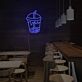 Getränkebecher mit Strohhalm und Eiswürfeln LED-Neonschild für Café Bar