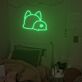 Verspielte Katzenrückansicht als LED-Neonschild