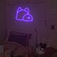 Verspielte Katzenrückansicht als LED-Neonschild