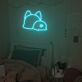 Verspielte Katzenrückansicht als LED-Neonschild