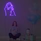 Hand eines Erwachsenen hält Babyhand LED-Neonschild für Kinderzimmer Babyshower