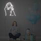 Hand eines Erwachsenen hält Babyhand LED-Neonschild für Kinderzimmer Babyshower