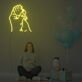 Hand eines Erwachsenen hält Babyhand LED-Neonschild für Kinderzimmer Babyshower