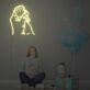 Hand eines Erwachsenen hält Babyhand LED-Neonschild für Kinderzimmer Babyshower