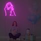 Hand eines Erwachsenen hält Babyhand LED-Neonschild für Kinderzimmer Babyshower