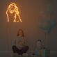 Hand eines Erwachsenen hält Babyhand LED-Neonschild für Kinderzimmer Babyshower
